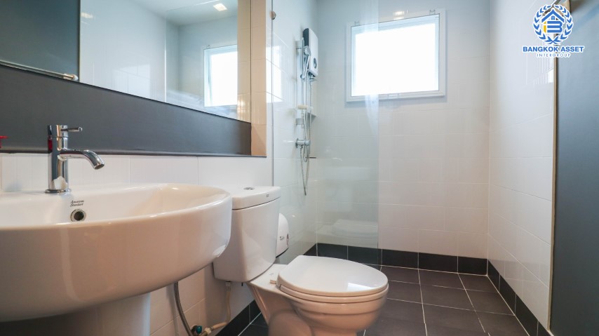 *****บ้านเดี่ยวมือสองนนทบุรี ม.คาซ่าพรีเมี่ยม ราชพฤกษ์-พระราม5 แบรนด์คุณภาพ Q.House เนื้อที่ 55.70 ตร.ว. บ้านสวยพร้อมเข้าอยู่ ต่อเติมห้องเอนกประสงค์พร้อมใช้งาน ฟังก์ชัน 4 ห้องนอน 3 ห้องน้ำ 2 ที่จอดรถ เชื่อมต่อถนนราชพฤกษ์, ถนนรัตนาธิเบศร์, ถนนบางกรวย-ไทรน้อย ใกล้เซ็นทรัลเวสต์เกต จองเลย!